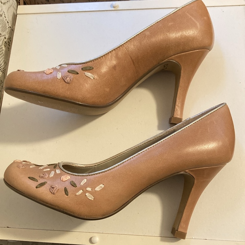 Steve Madden never worn Y2K tan leather pumps, ribbon flower embroidery, 6 1/2 - Picture 6 of 14